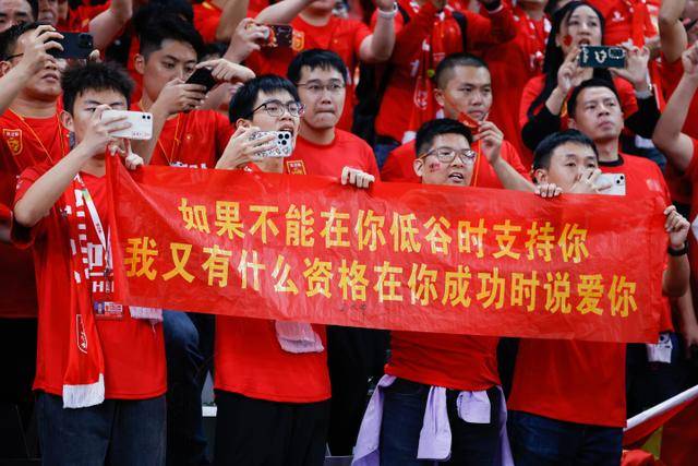 贝克汉姆为凯恩获金球奖送祝福：难忘的时刻，祝贺我们的队长
